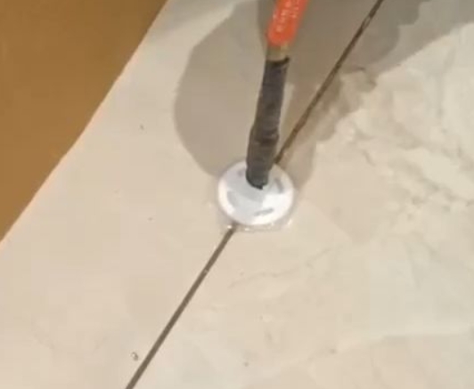 永善瓷砖空鼓维修公司专业解答瓷砖在铺贴过程中，如果没有涂抹均匀到位的粘结材料（如水泥砂浆或瓷砖胶），可能会导致以下问题