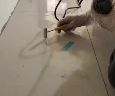 永善瓷砖开裂维修公司专业分享瓷砖在铺贴前如果没有沥干水分，将会导致以下问题